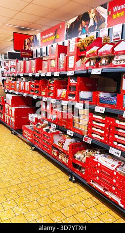 ISERLOHN, DEUTSCHLAND — 27. NOVEMBER 2025: Supermarktregal mit verschiedenen Weihnachtssüßen und Bonbons im Lidl Stockfoto