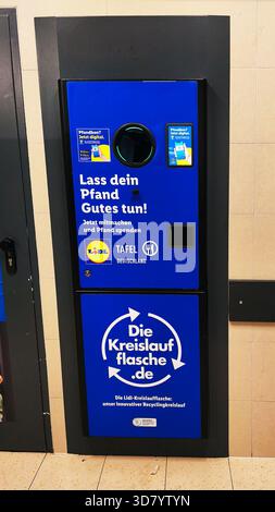 ISERLOHN, DEUTSCHLAND – 27. NOVEMBER 2025: Automatisierter Lidl-Umkehrautomat, der heute Kunststoffflaschen zum Recycling annimmt Stockfoto