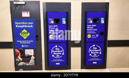 ISERLOHN, DEUTSCHLAND – 27. NOVEMBER 2025: Die Rückgabemaschine für Kunststoffflaschen von Lidl befindet sich heute im Eingangsbereich des Ladens Stockfoto