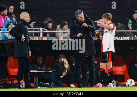 Cheftrainer Robin van Persie von Feyenoord Rotterdam spricht mit SEM Steijn von Feyenoord Rotterdam während des Phase MD5-Spiels der UEFA Europa League 2025/26 zwischen Feyenoord Rotterdam und Celtic FC am 27. November 2025 in Rotterdam. (Foto: Marcel ter Bals/MTB-Photo/Alamy Live News) Stockfoto
