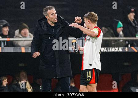 Cheftrainer Robin van Persie von Feyenoord Rotterdam spricht mit SEM Steijn von Feyenoord Rotterdam während des Phase MD5-Spiels der UEFA Europa League 2025/26 zwischen Feyenoord Rotterdam und Celtic FC am 27. November 2025 in Rotterdam. (Foto: Marcel ter Bals/MTB-Photo/Alamy Live News) Stockfoto
