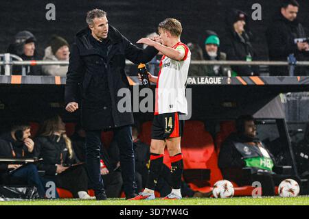 Cheftrainer Robin van Persie von Feyenoord Rotterdam spricht mit SEM Steijn von Feyenoord Rotterdam während des Phase MD5-Spiels der UEFA Europa League 2025/26 zwischen Feyenoord Rotterdam und Celtic FC am 27. November 2025 in Rotterdam. (Foto: Marcel ter Bals/MTB-Photo/Alamy Live News) Stockfoto