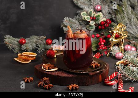 Warmes Wintergetränk in der kalten Jahreszeit, festlicher Weihnachtsgrog, starker alkoholischer oder alkoholfreier Cocktail auf dem Festtisch, Glühwein mit spi Stockfoto