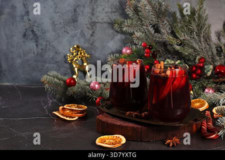 Warmes Wintergetränk in der kalten Jahreszeit, festlicher Weihnachtsgrog, starker alkoholischer oder alkoholfreier Cocktail auf dem Festtisch, Glühwein mit spi Stockfoto