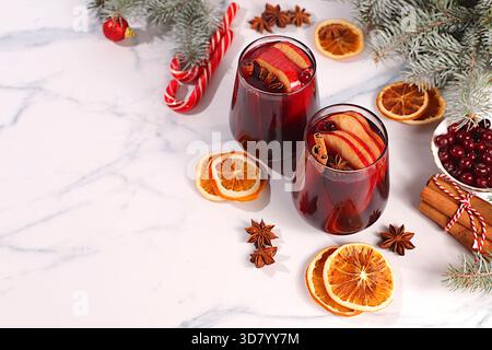 Warmes Wintergetränk in der kalten Jahreszeit, festlicher Weihnachtsgrog, starker alkoholischer oder alkoholfreier Cocktail auf dem Festtisch, Glühwein mit spi Stockfoto