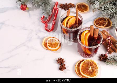 Warmes Wintergetränk in der kalten Jahreszeit, festlicher Weihnachtsgrog, starker alkoholischer oder alkoholfreier Cocktail auf dem Festtisch, Glühwein mit spi Stockfoto