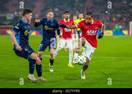 Alkmaar, Niederlande. November 2025. ALKMAAR, NIEDERLANDE - 27. NOVEMBER: Elijah Dijkstra von AZ Alkmaar spielt mit dem Ball während des UEFA Conference League 2025/26 League Phase MD4 Spiels zwischen AZ Alkmaar und Shelbourne FC am 27. November 2025 im AFAS Stadion in Alkmaar, Niederlande. (Foto von Ed van de Pol/Orange Pictures) Credit: Orange Pics BV/Alamy Live News Stockfoto