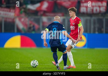 Alkmaar, Niederlande. November 2025. ALKMAAR, NIEDERLANDE - 27. NOVEMBER: Sven Mijnans von AZ Alkmaar übergibt den Ball während des Spiels der UEFA Conference League 2025/26 League Phase MD4 zwischen AZ Alkmaar und Shelbourne FC im AFAS Stadion am 27. November 2025 in Alkmaar, Niederlande. (Foto von Ed van de Pol/Orange Pictures) Credit: Orange Pics BV/Alamy Live News Stockfoto