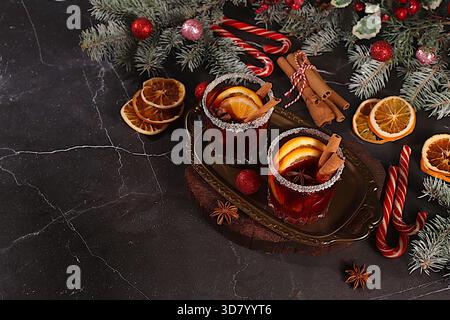 Warmes Wintergetränk in der kalten Jahreszeit, festlicher Weihnachtsgrog, starker alkoholischer oder alkoholfreier Cocktail auf dem Festtisch, Glühwein mit spi Stockfoto