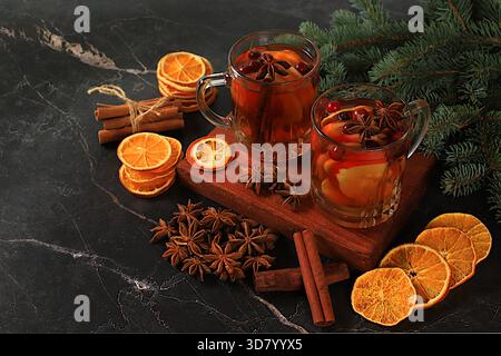 Warmes Wintergetränk in der kalten Jahreszeit, festlicher Weihnachtsgrog, starker alkoholischer oder alkoholfreier Cocktail auf dem Festtisch, Glühwein mit spi Stockfoto