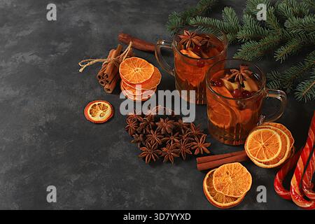 Warmes Wintergetränk in der kalten Jahreszeit, festlicher Weihnachtsgrog, starker alkoholischer oder alkoholfreier Cocktail auf dem Festtisch, Glühwein mit spi Stockfoto