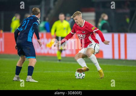 Alkmaar, Niederlande. November 2025. ALKMAAR, NIEDERLANDE - 27. NOVEMBER: Isak Jensen von AZ Alkmaar spielt mit dem Ball während des Spiels der UEFA Conference League 2025/26 League Phase MD4 zwischen AZ Alkmaar und Shelbourne FC im AFAS Stadion am 27. November 2025 in Alkmaar, Niederlande. (Foto von Ed van de Pol/Orange Pictures) Credit: Orange Pics BV/Alamy Live News Stockfoto