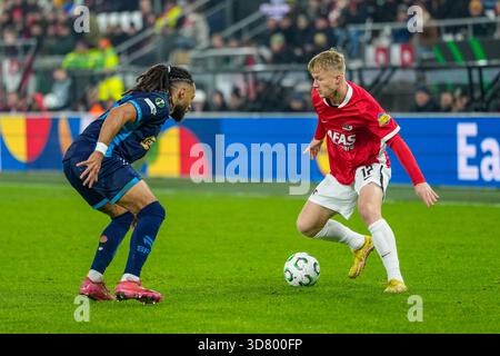 Alkmaar, Niederlande. November 2025. ALKMAAR, NIEDERLANDE - 27. NOVEMBER: Isak Jensen von AZ Alkmaar spielt mit dem Ball während des Spiels der UEFA Conference League 2025/26 League Phase MD4 zwischen AZ Alkmaar und Shelbourne FC im AFAS Stadion am 27. November 2025 in Alkmaar, Niederlande. (Foto von Ed van de Pol/Orange Pictures) Credit: Orange Pics BV/Alamy Live News Stockfoto