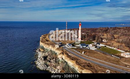 Paldiski Lighthouse und Küstenklippen aus Kalkstein aus der Vogelperspektive Stockfoto