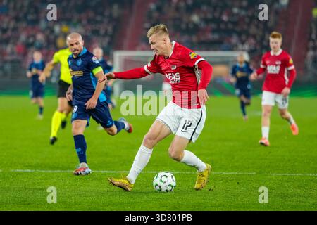 Alkmaar, Niederlande. November 2025. ALKMAAR, NIEDERLANDE - 27. NOVEMBER: Isak Jensen von AZ Alkmaar spielt mit dem Ball während des Spiels der UEFA Conference League 2025/26 League Phase MD4 zwischen AZ Alkmaar und Shelbourne FC im AFAS Stadion am 27. November 2025 in Alkmaar, Niederlande. (Foto von Ed van de Pol/Orange Pictures) Credit: Orange Pics BV/Alamy Live News Stockfoto