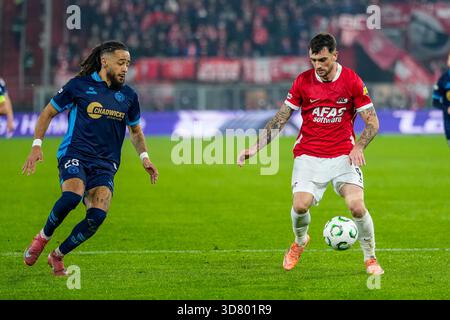 Alkmaar, Niederlande. November 2025. ALKMAAR, NIEDERLANDE - 27. NOVEMBER: Troy Parrott von AZ Alkmaar spielt mit dem Ball während des Spiels der UEFA Conference League 2025/26 League Phase MD4 zwischen AZ Alkmaar und Shelbourne FC im AFAS Stadion am 27. November 2025 in Alkmaar, Niederlande. (Foto von Ed van de Pol/Orange Pictures) Credit: Orange Pics BV/Alamy Live News Stockfoto
