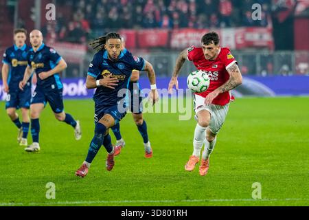 Alkmaar, Niederlande. November 2025. ALKMAAR, NIEDERLANDE - 27. NOVEMBER: Troy Parrott von AZ Alkmaar spielt mit dem Ball während des Spiels der UEFA Conference League 2025/26 League Phase MD4 zwischen AZ Alkmaar und Shelbourne FC im AFAS Stadion am 27. November 2025 in Alkmaar, Niederlande. (Foto von Ed van de Pol/Orange Pictures) Credit: Orange Pics BV/Alamy Live News Stockfoto