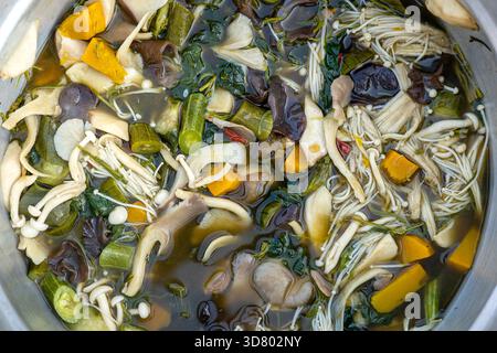 Pilz Suppe gekocht im Topf, thailändische Küche. Street Food im lokalen Markt, Thailand, Nahaufnahme Stockfoto