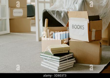 Das junge kaukasische Paar packt Kisten und organisiert Sachen während der Fahrt Stockfoto