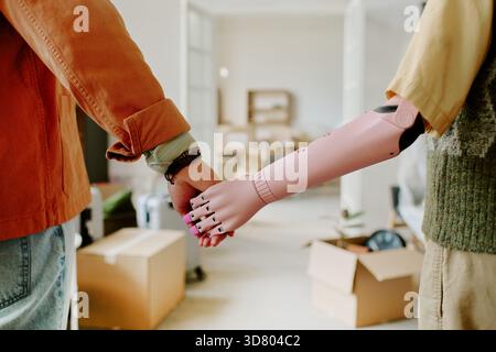 Halten Sie die Hände zusammen, während Sie Kartons bewegen und auspacken Stockfoto