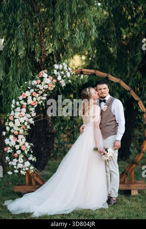 Hochzeitszeremonie eines verliebten jungen Paares auf einer grünen Wiese im Wald Stockfoto