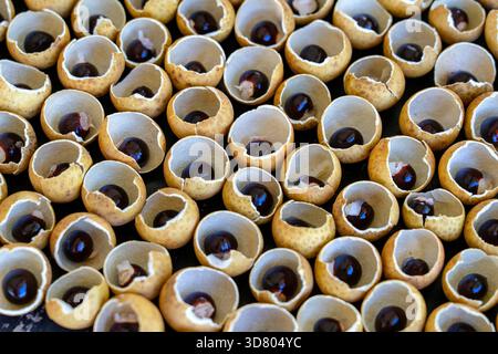 Die Shell und die Knochen von der Thailändischen Obst longan. Longan peel Shell und Korn Hintergrund. Exotische Früchte in Thailand, Nahaufnahme Stockfoto
