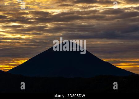 Malerische Sonnenaufgang am Batur und Agung Vulkan, Kintamani, Insel Bali, Indonesien. Sonnenaufgang auf den Vulkan vom Gipfel des Mount Agung, Natur Landschaft. Clo Stockfoto
