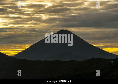 Malerische Sonnenaufgang am Batur und Agung Vulkan, Kintamani, Insel Bali, Indonesien. Sonnenaufgang auf den Vulkan vom Gipfel des Mount Agung, Natur Landschaft. Clo Stockfoto