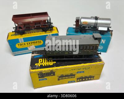 Eisenbahnwaggons im Vintage-Stil im HO-Maßstab deutscher Hersteller, darunter Piko und Trix mit klassischen Details. Stockfoto