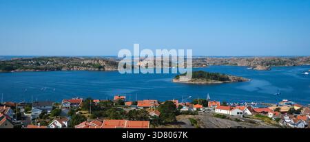 Helles Sommerpanorama des Fjällbacka Archipels, Schweden mit blauem Meer, felsigen Inseln und Dächern von Küstendörfern bei klarem Wetter. Stockfoto