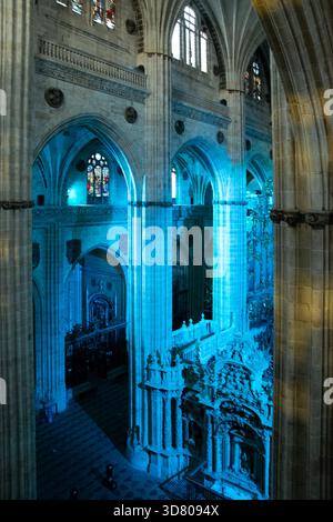 Innenansicht des berühmten Kirchenschiffs von salamanca in blauem Licht Stockfoto