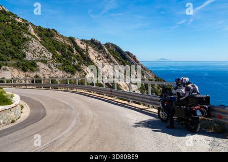 Motorrad auf einer Straße von Elba Island Stockfoto