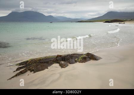 Blick auf die Berge in Mayo vom Renvyle Beach in Connemara im County Galway in der Region Connacht in Irland Stockfoto