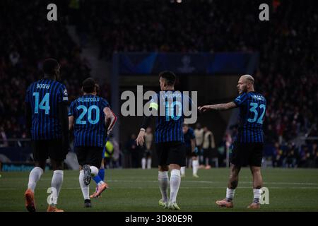 Madrid, Spanien. November 2025. Mehrere Inter Mailand-Spieler feiern im Metropolitano Stadion ein Tor beim UEFA Champions League-Fußballspiel zwischen Atlético de Madrid und Internazionale de Milan. Endergebnis: Atlético de Madrid 2-1 Inter Credit: D. Canales Carvajal/Alamy Live News Stockfoto