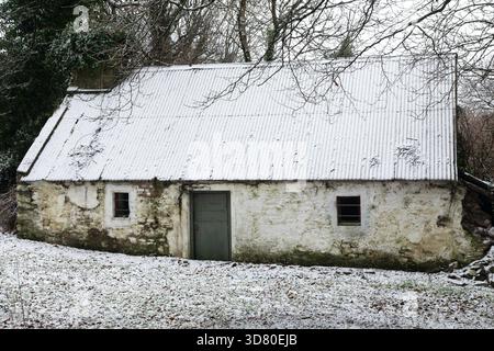 Schneebedeckte Hütte Ruine in Irland Stockfoto