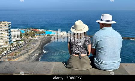 Ein paar Touristen am Aussichtspunkt La Paz in Puerto de la Cruz, Teneriffa Stockfoto