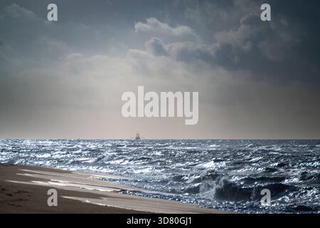 Sylt, Nordsee, Herbst, Sonne, Wind, - Sylt, Nordsee, Herbst, Sonne, Wind, Strand, Sandstrand, Wolken Sylt, Deutschland, 30.10.25: Sylt, Nordsee, Herbst, Sonne, Wind, im Sylt am 30.10.2025 auf Sylt, Deutschland. Foto von Axel Kaste Meer im Gegenlicht, Sonne, Fischkutter am Horizont Sylt Schleswig-Holstein Deutschland *** Sylt, Nordsee, Herbst, Sonne, Wind, Sylt, Nordsee, Herbst, Sonne, Wind, Strand, Sandstrand, Wolken Sylt, Deutschland, 30 10 25 Sylt, Nordsee, Herbst, Sonne, Wind, in Sylt am 30 10 2025 auf Sylt, Deutschland Foto von Axel Kaste Meer gegen das Licht, Sonne, Angelschneider am Horizont Syl Stockfoto