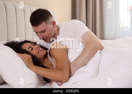 Nettes Paar, das zu Hause im Bett liegt Stockfoto