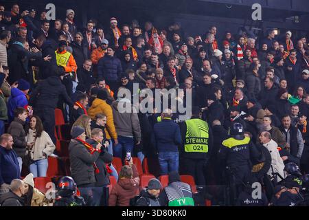 Deventer - Aufstände auf den Tribünen Stuttgart Fans in der Heimsektion während des fünften Spiels der UEFA Europa League 2025/2026. Das Spiel findet am 27. November 2025 in de Adelaarshorst zwischen Go Ahead Eagles und VfB Stuttgart in Deventer statt. (VK Sportphoto/Raymond Smit) Stockfoto