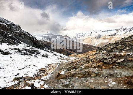 Schnee hängt im Herbst an den Hochgipfeln der Schweizer Alpen über Zermatt Stockfoto