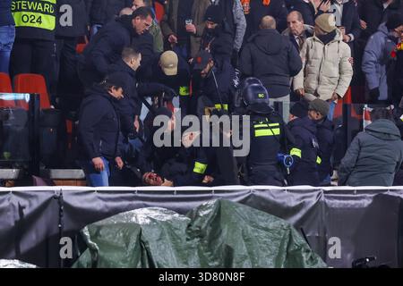 Deventer - Aufstände auf den Tribünen Stuttgart Fans in der Heimsektion während des fünften Spiels der UEFA Europa League 2025/2026. Das Spiel findet am 27. November 2025 in de Adelaarshorst zwischen Go Ahead Eagles und VfB Stuttgart in Deventer statt. (VK Sportphoto/Raymond Smit) Stockfoto