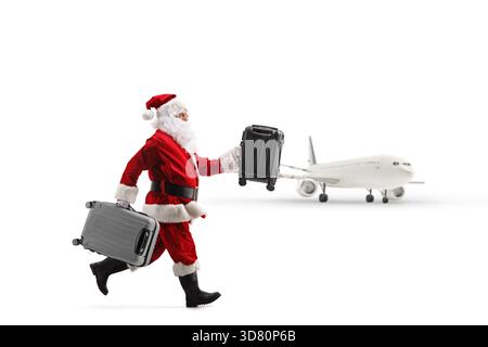 Weihnachtsmann, der Koffer trägt und rennt, um ein Flugzeug auf weißem Hintergrund zu fangen Stockfoto