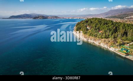 Panoramablick auf die Küste und das tiefblaue Wasser des Lake Ohrid, Nordmazedonien. Stockfoto