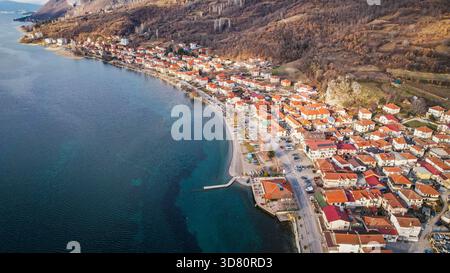 Blick von oben auf das Dorf Peshtani und die kristallblaue Küste des Lake Ohrid, Nordmakedonien. Stockfoto
