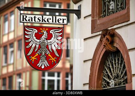 Traditionelles inn-Schild mit dem Wappen der Stadt Frankfurt am Main am Ratskeller, Deutschland, Hessen, Frankfurt am Main Stockfoto