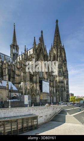 Offene Treppe auf dem Bahnhofsvorplatz vor dem Kölner Dom, Deutschland, Nordrhein-Westfalen, Köln Stockfoto