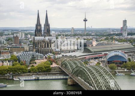 Blick vom Aussichtsturm des Kölner Dreiecks auf den Kölner Dom, die Philharmonie und den Rhein mit der Hohenzollernbrücke, Deutschland, NOR Stockfoto