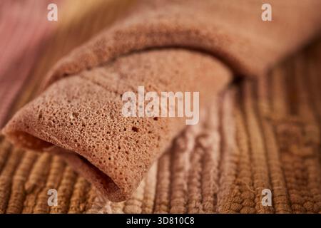 Ein aufgerolltes Stück Injera, das äthiopische Fladenbrot aus Teff, einer lokalen Spezialität Mehl Stockfoto