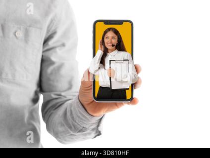 Mann, der Handy hält, mit asiatischem Geschäftssprecher auf dem Bildschirm vor weißem Hintergrund Stockfoto