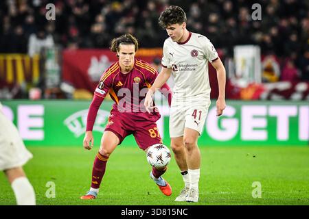 Rom, Italie. November 2025. Daniele GHILARDI von AS Roma und Mikel GOGORZA vom FC Midtjylland während der UEFA Europa League, League Phase, MD5, Fußballspiel zwischen AS Roma und FC Midtjylland am 27. November 2025 im Stadio Olimpico in Rom, Italien - Foto Massimo Insabato/Matthieu Mirville/DPPI Credit: DPPI Media/Alamy Live News Stockfoto